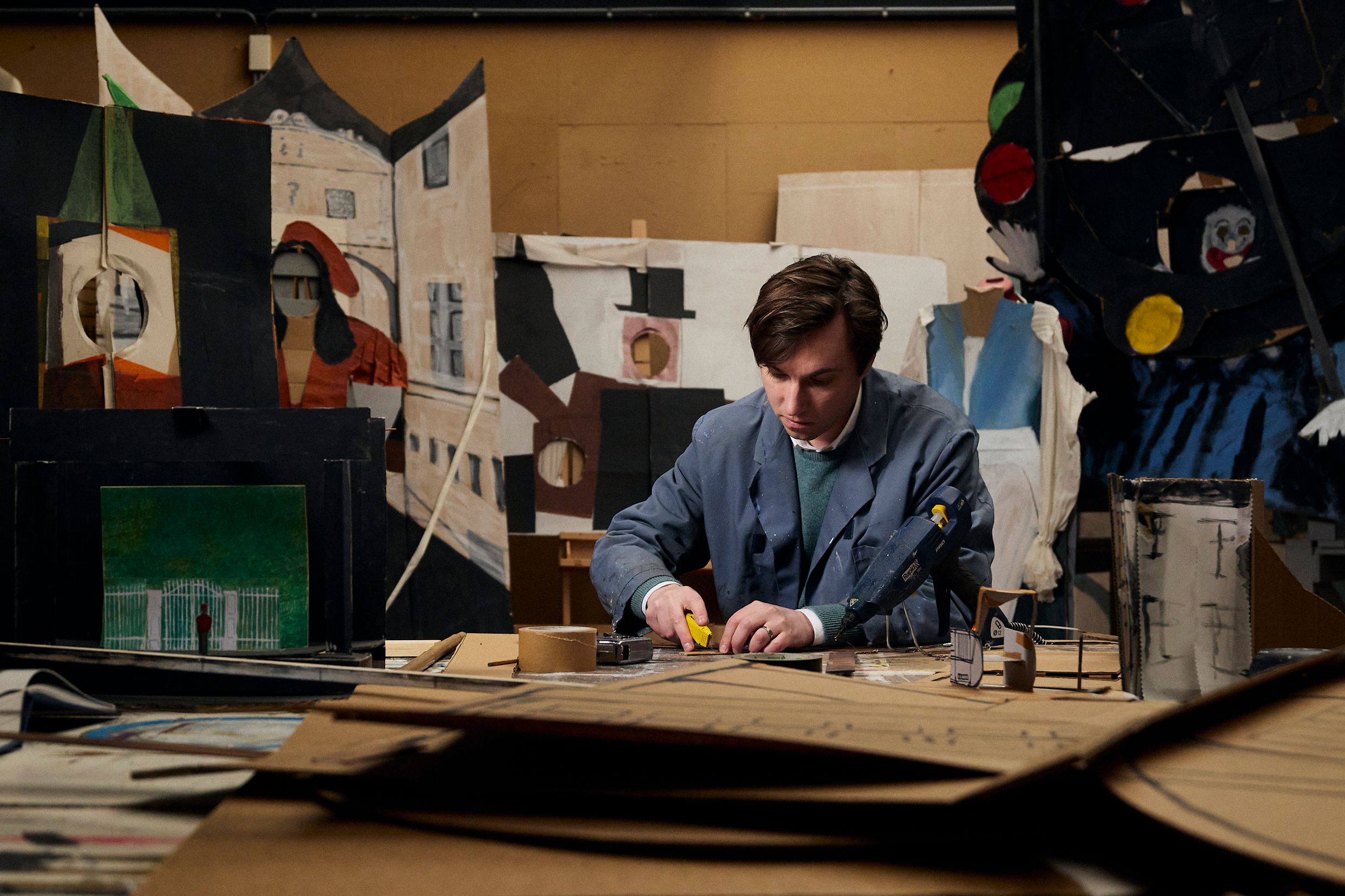 Publiciteitsfoto voor Operetta Land: Steef de Jong achter zijn bureau in zijn atelier