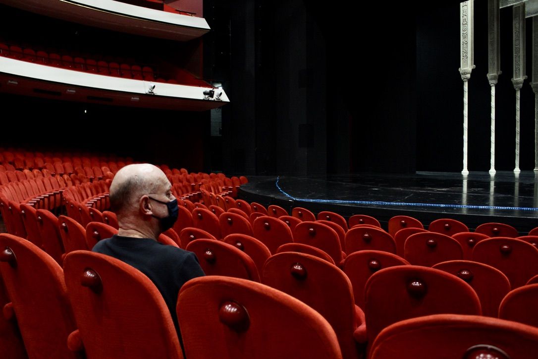 Bram de Ronde kijkend in de zaal 