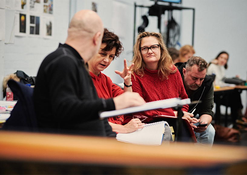 Calixto Bieito, Bettina Auer en Rebecca Ringst tijdens een repetitie voor Giulio Cesare