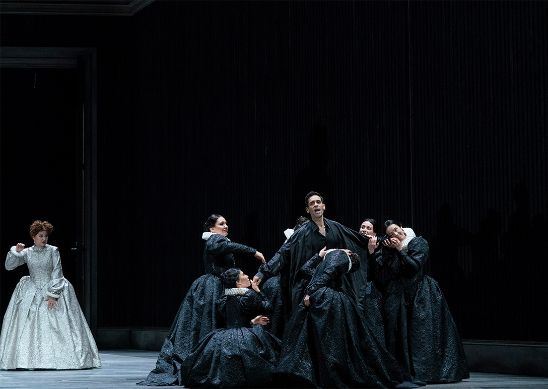 Scene from Maria Stuarda; Elisabetta in background, Maria Stuarda and dancers surround Leicester