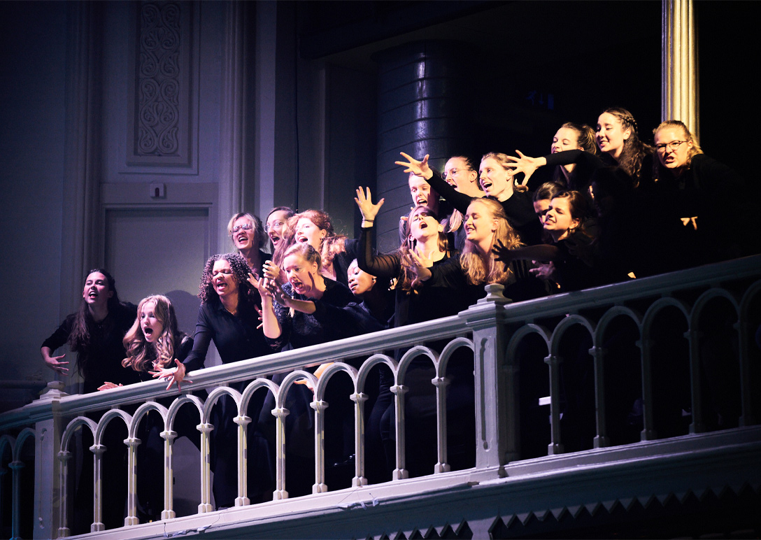 Nationaal Vrouwen Jeugdkoor tijdens Dido and Aeneas in Paradiso