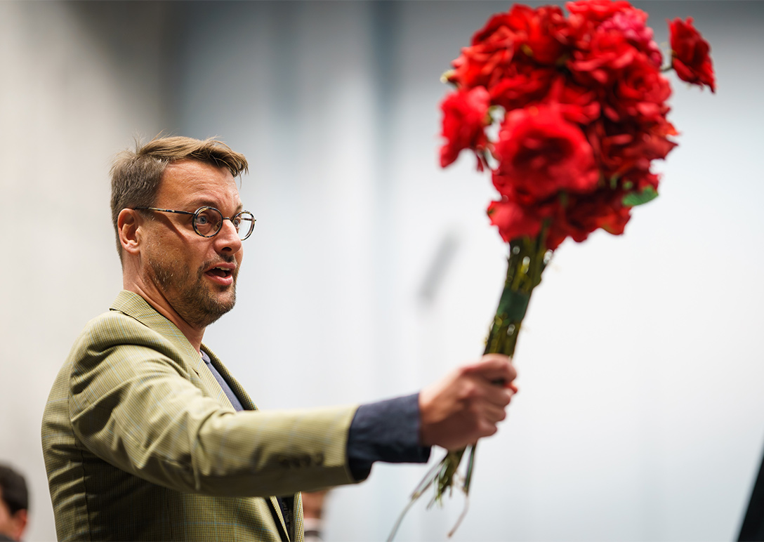 Pavel Černoch houdt een bos rode bloemen omhoog
