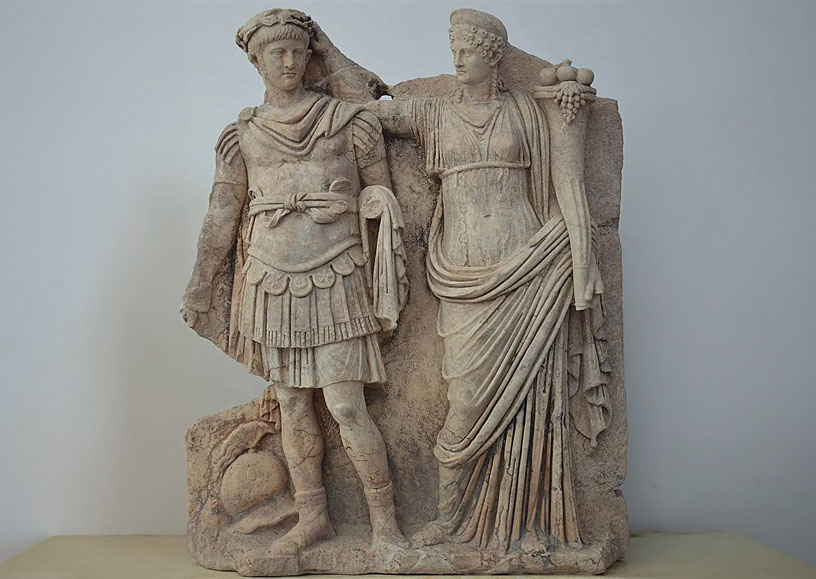 Agrippina kroont haar zoon Nero, reliëf uit het Sebasteion van Aphrodisias (in het huidige Turkije), ca. 54-59 n. Chr.