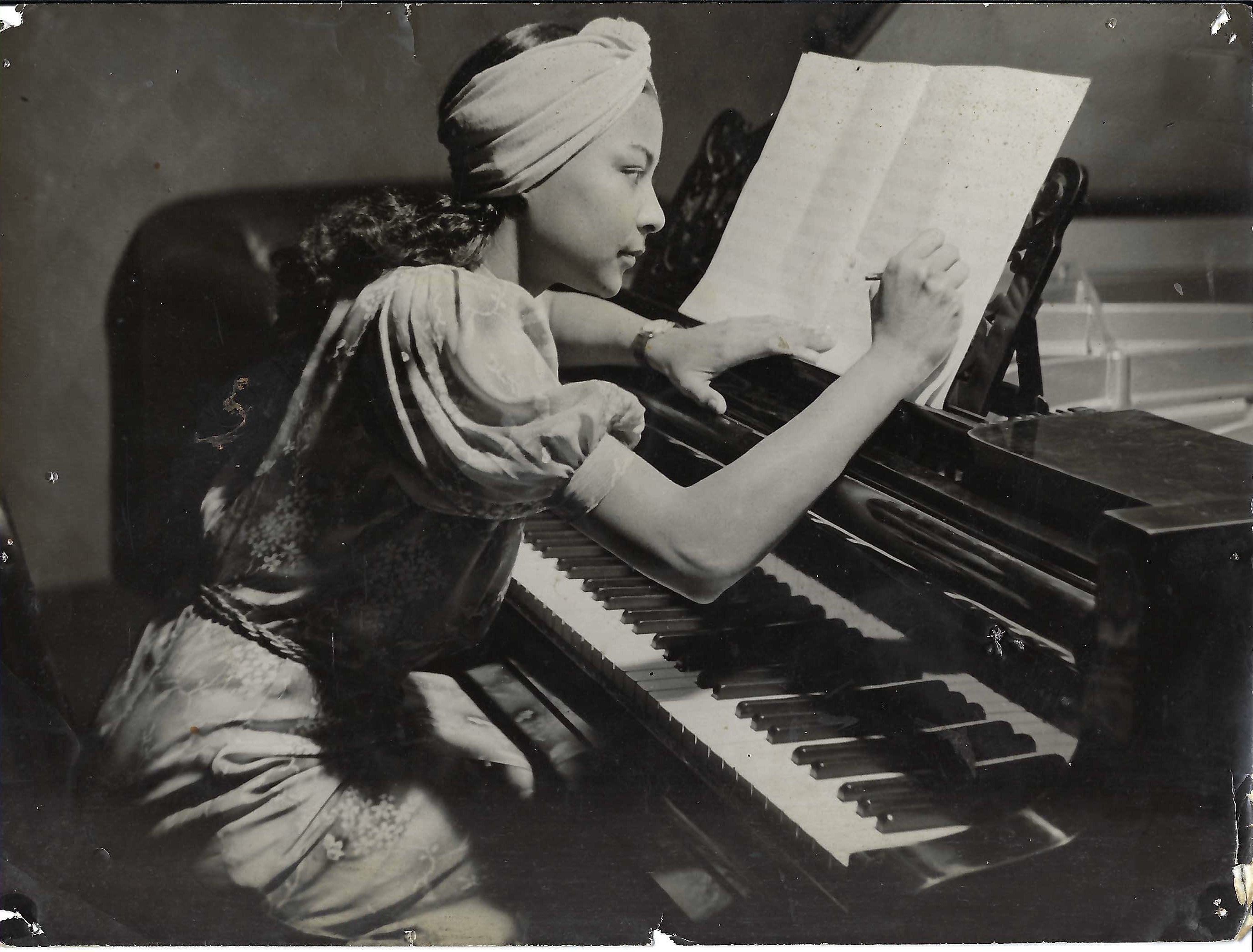 Majoie Hajary componeren achter de piano