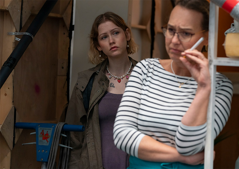 Vilma Jää (Markéta) en Jenny Carlstedt (The Waitress) tijdens een repetitie voor Innocence