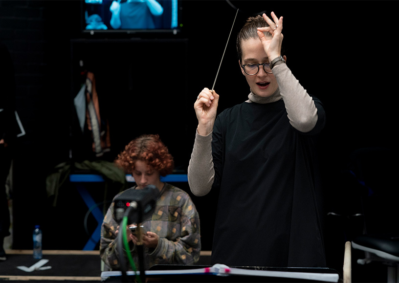 Elena Schwarz tijdens een repetitie voor Innocence