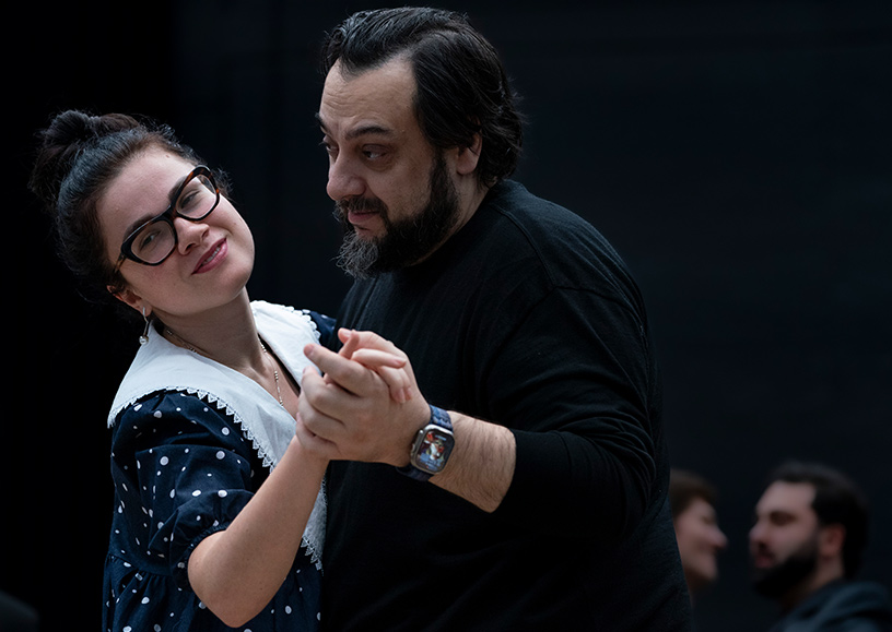 Inna Demenkova (Annina) en George Petean (Giorgo Germont) in repetitie (2024)