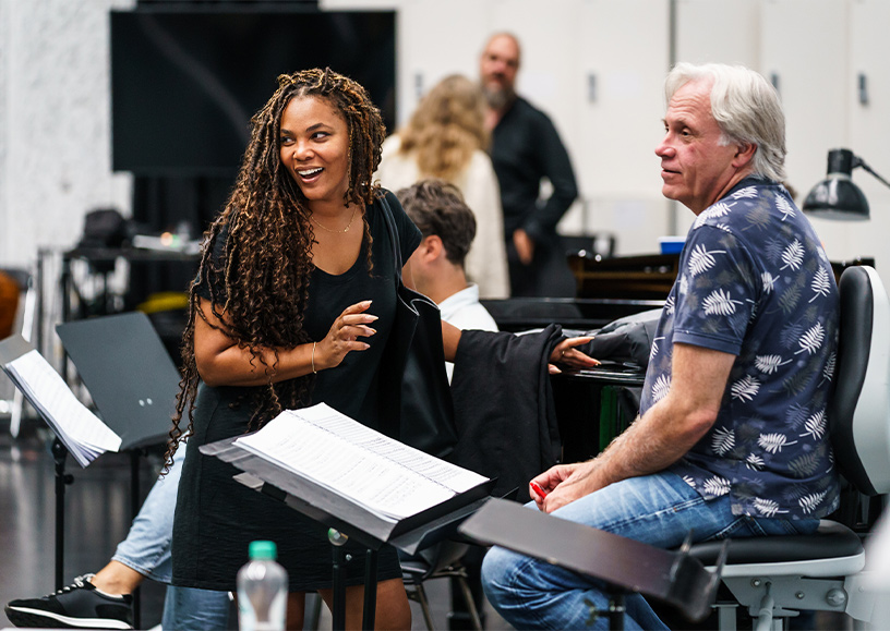 Lauren Michelle in repetitie voor Aufstieg und Fall der Stadt Mahagonny (DNO 2023)