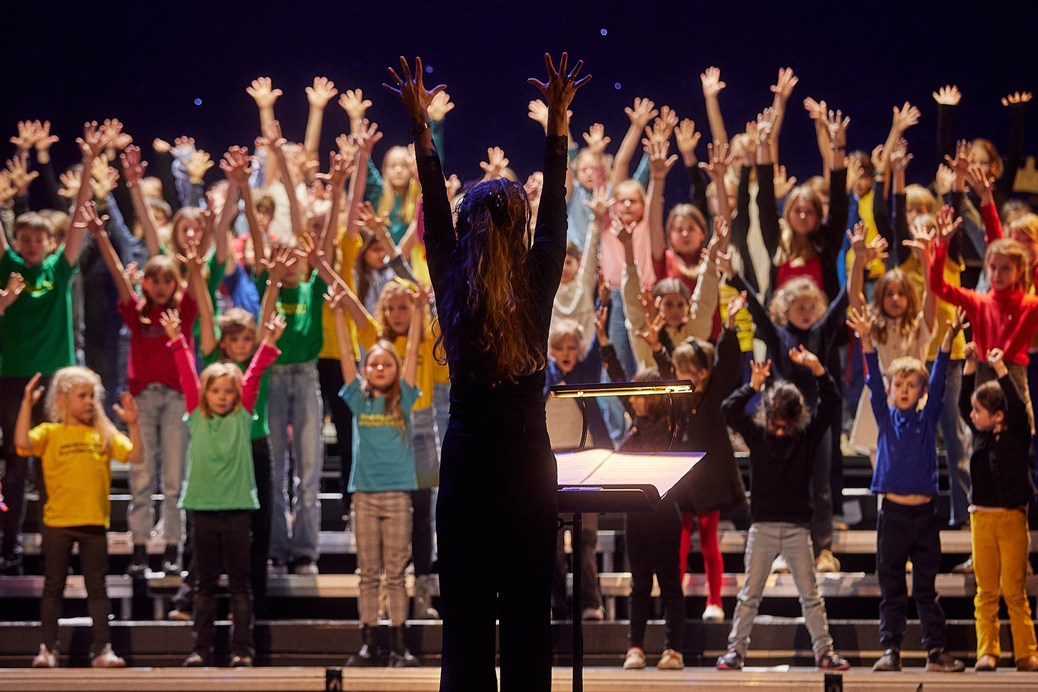 Kinderen op koorpodium