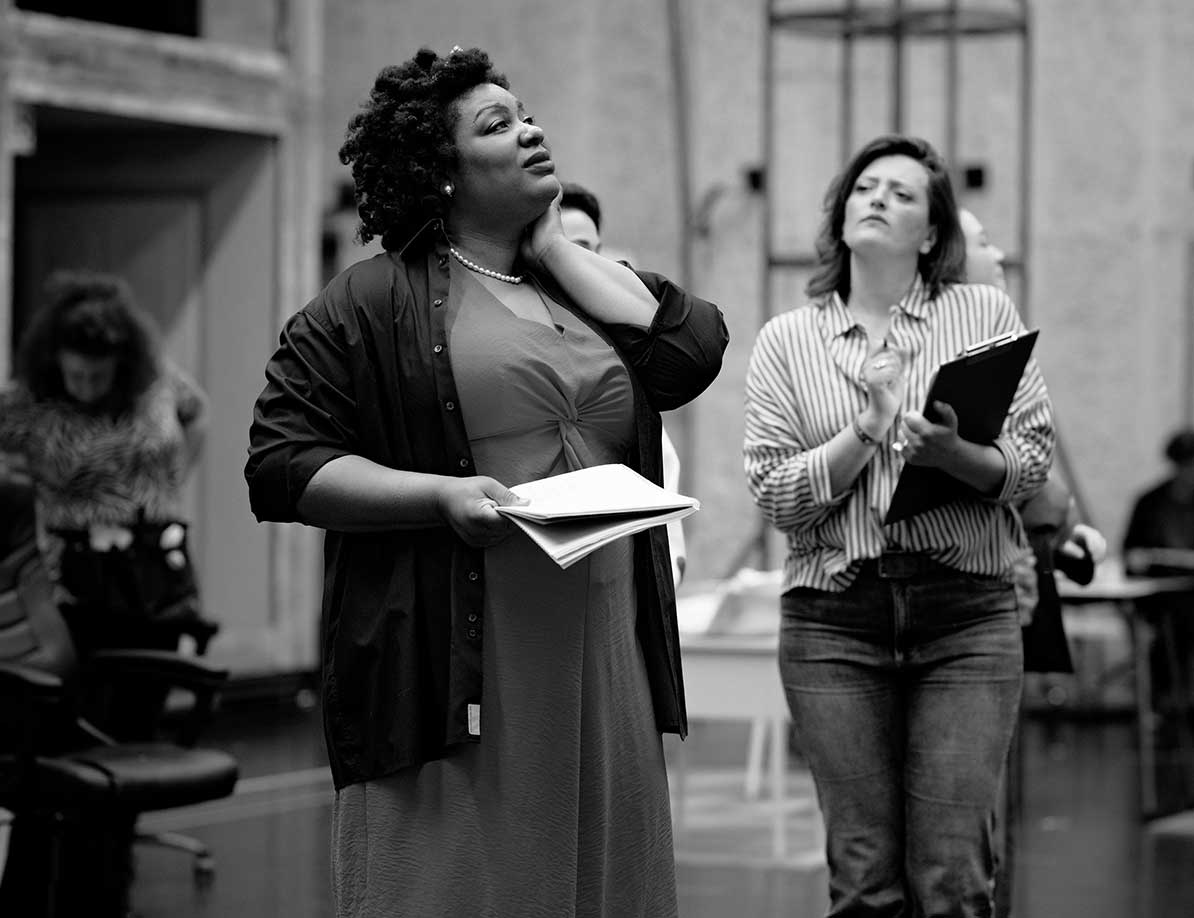 Raehann Bryce-Davis (Marina Mniszek) and Eva Kroon (Herbergierster)