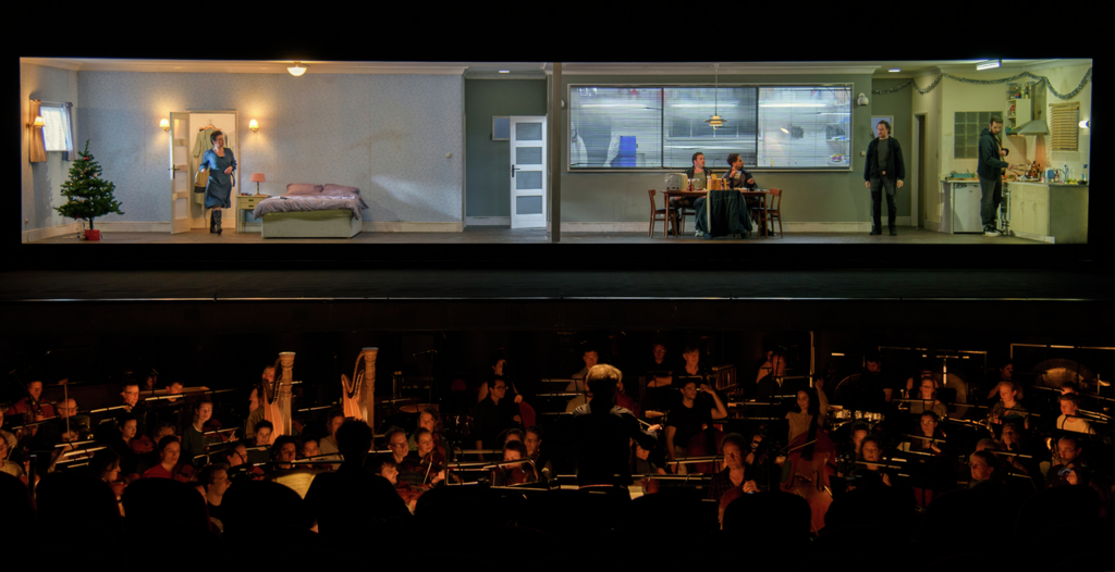 het orkest olv Marc Albrecht op de voorgrond