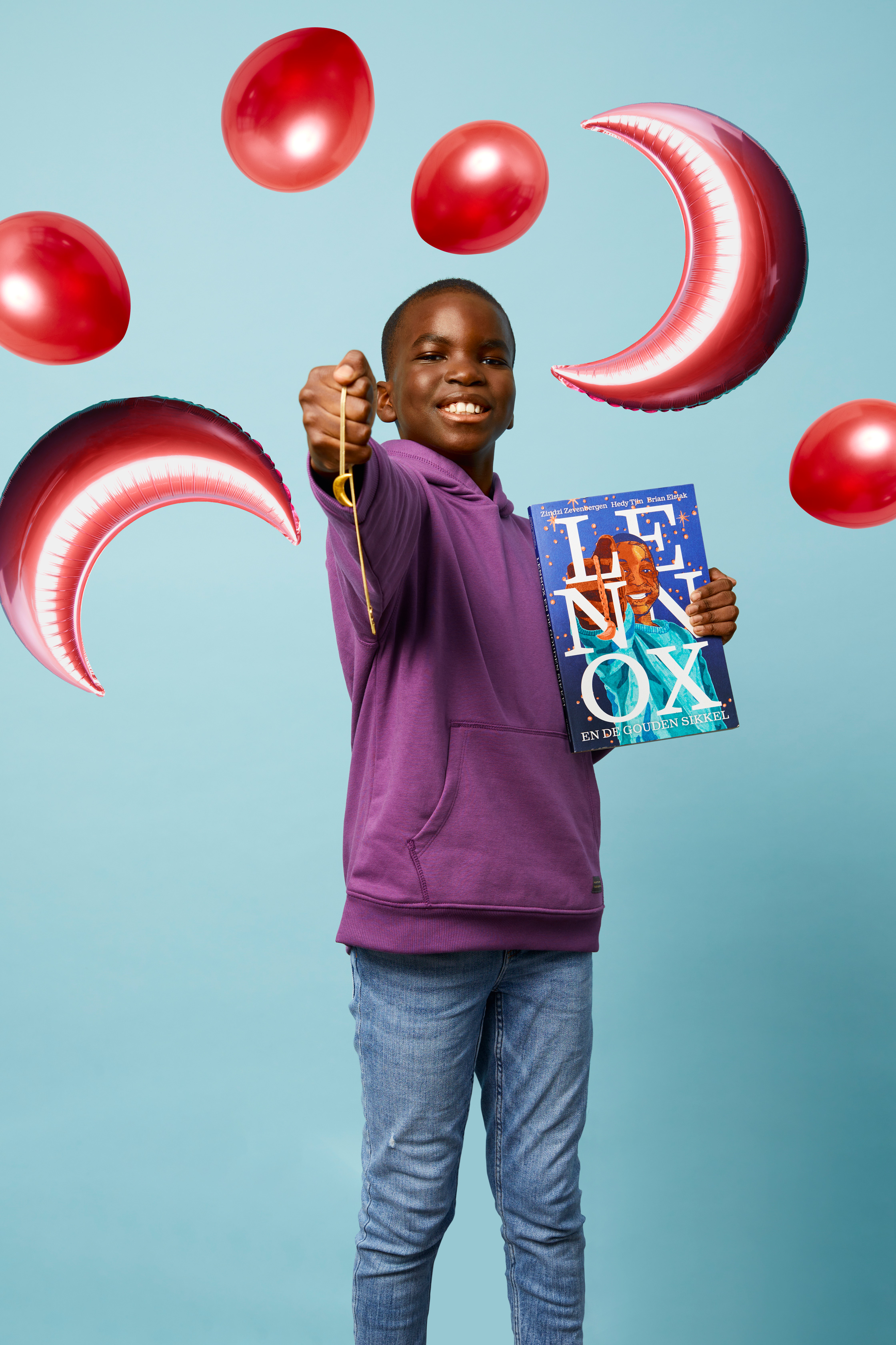 Lennox campagnebeeld; jongen met maanketting en boek 'Lennox'