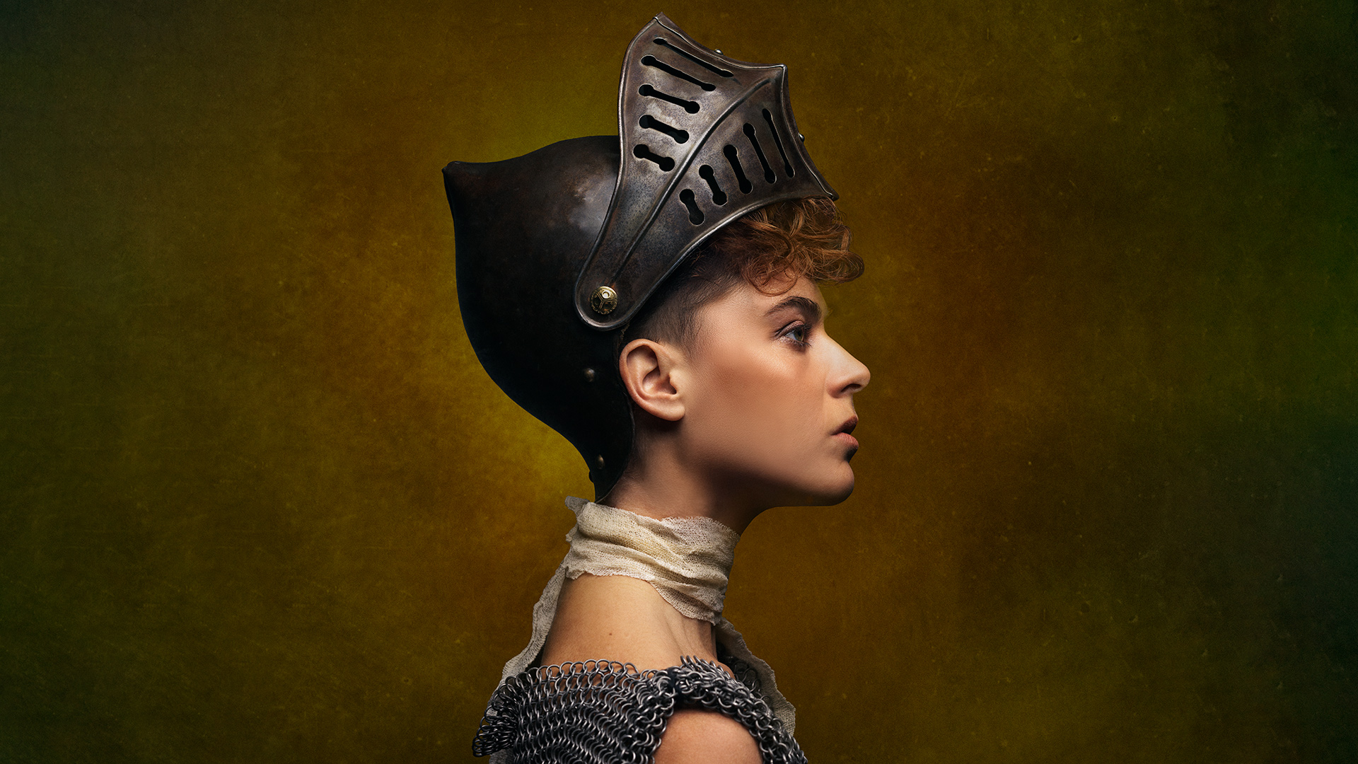 Vrouw met ridderhelm