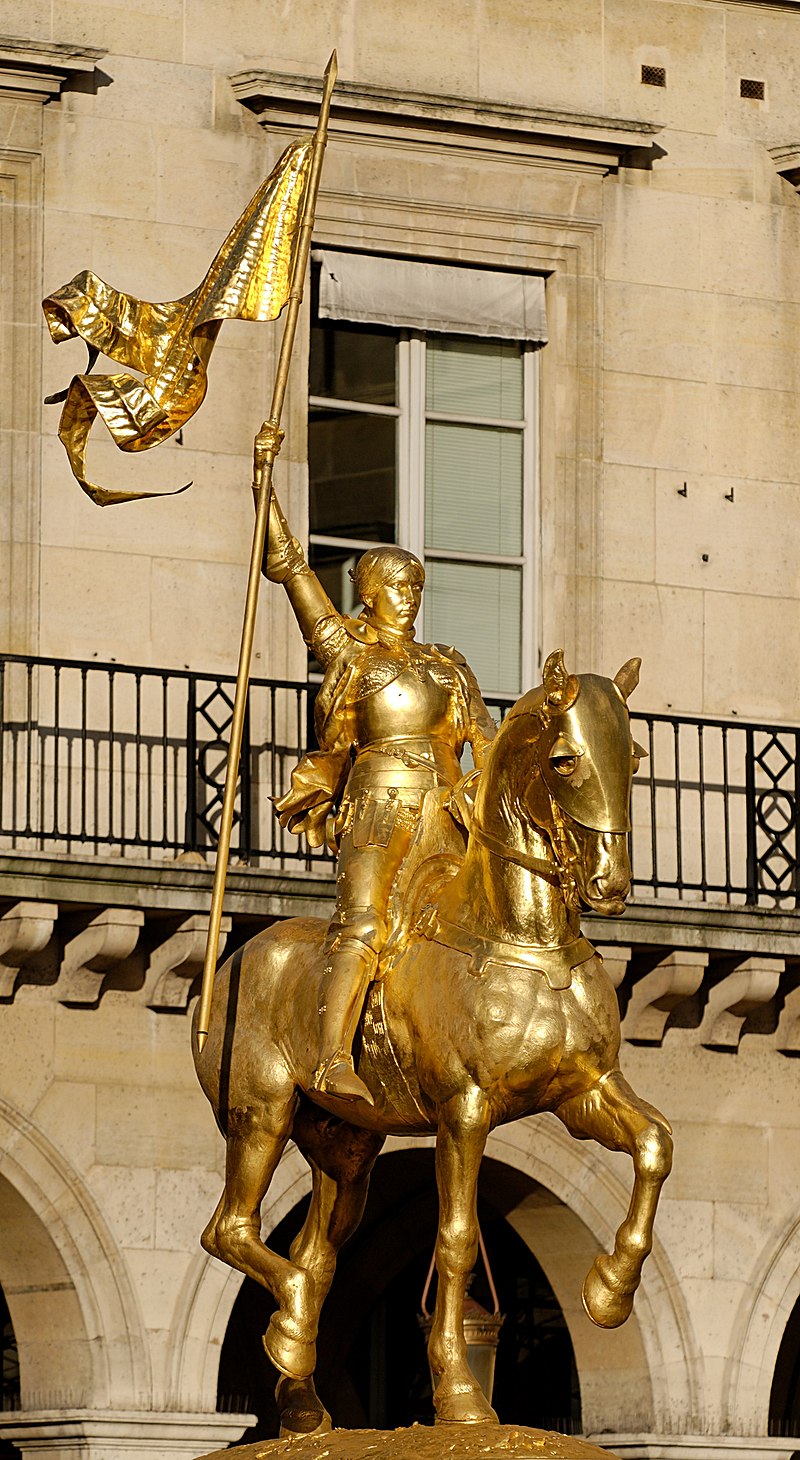 Standbeeld van Jeanne d'Arc te paard, met vlag afgebeeld als heldin, op de Place des Pyramides in Parijs 