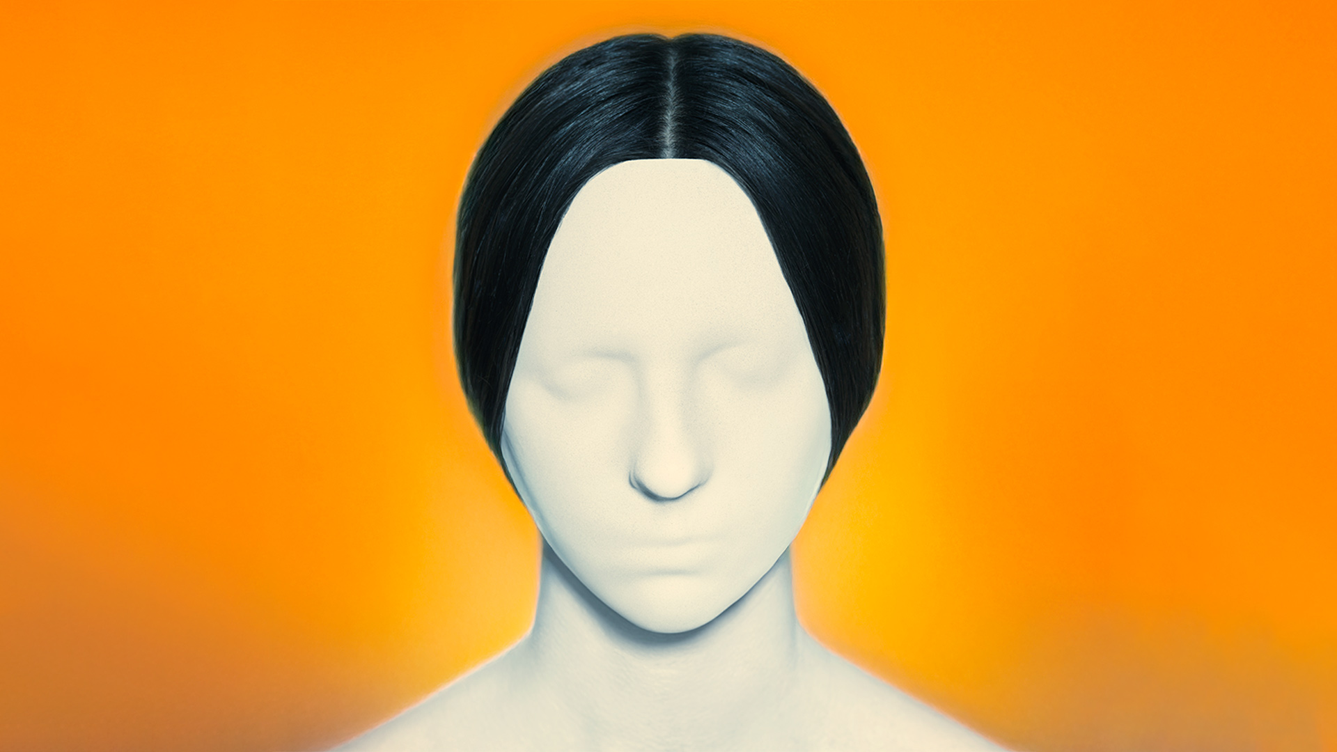 Vrouw met wit masker over hele gezicht en zwarte haren tegen een oranje achtergrond