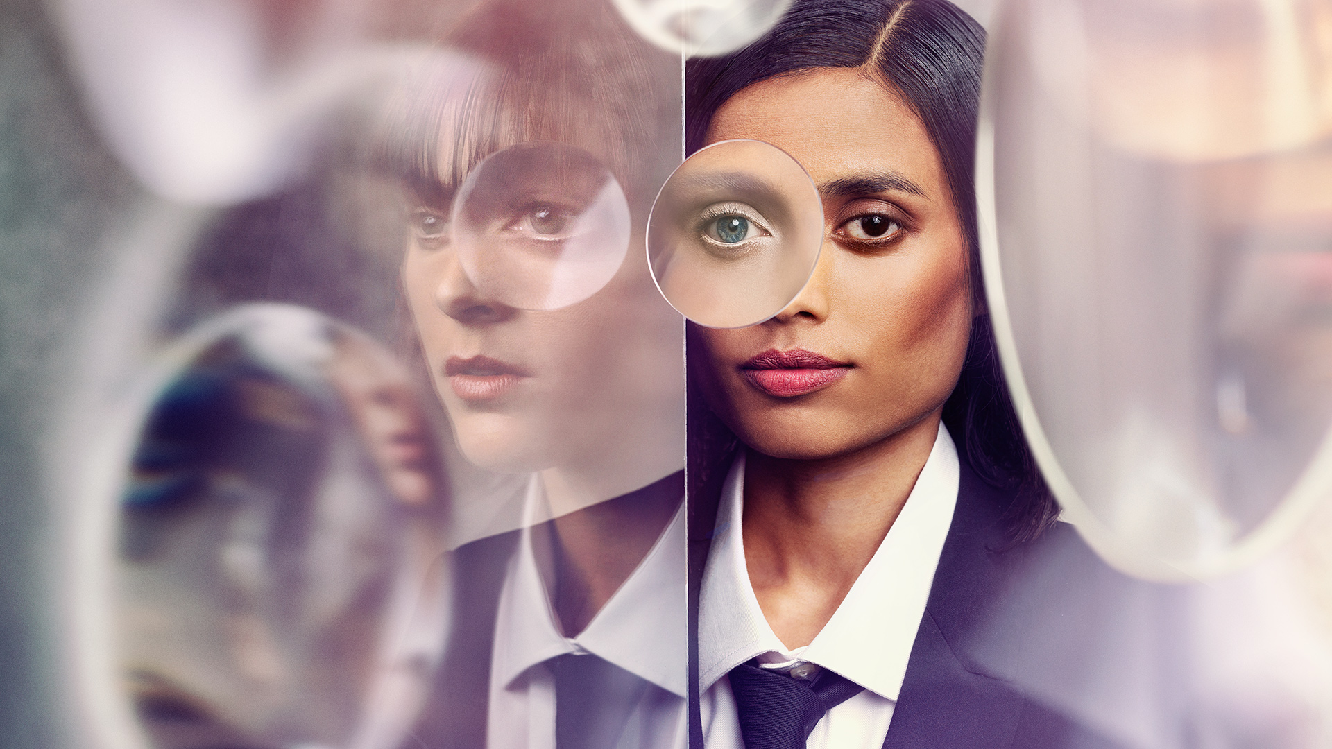 Vrouw met links een spiegelbeeld en glazen van vergrootglazen met haar reflectie
