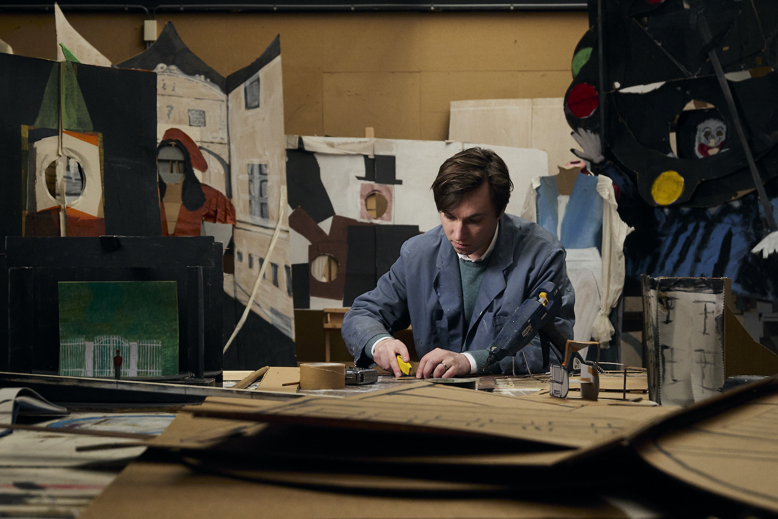 Steef de Jong aan het werk in zijn atelier