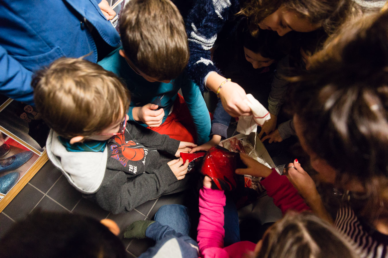 Kinderen bekijken een voorwerp