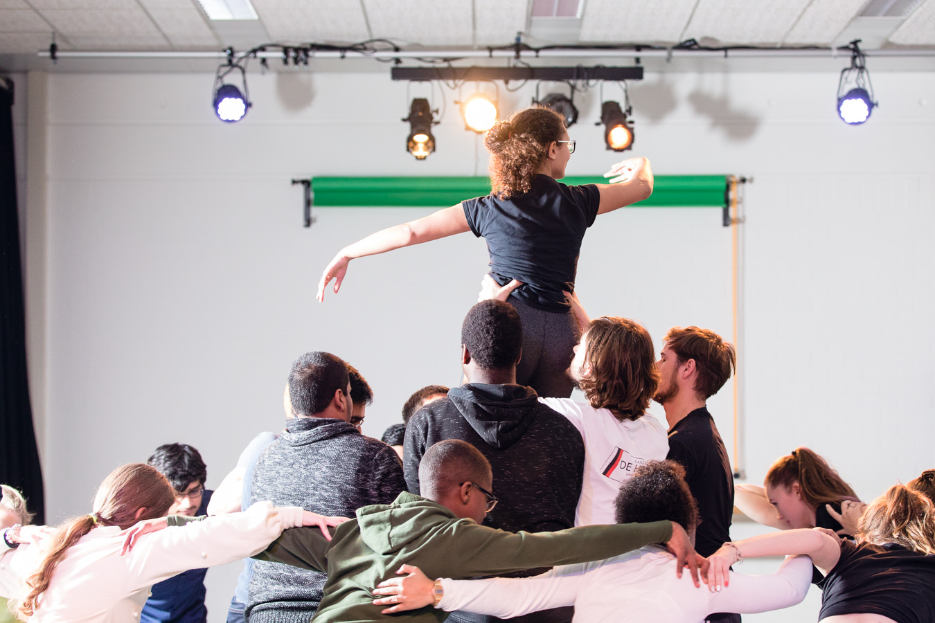 Leerlingen dansen op school