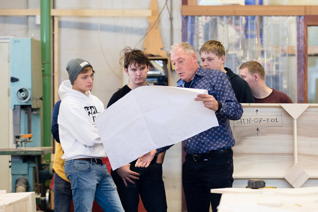 Leerlingen bekijken een bouwtekening