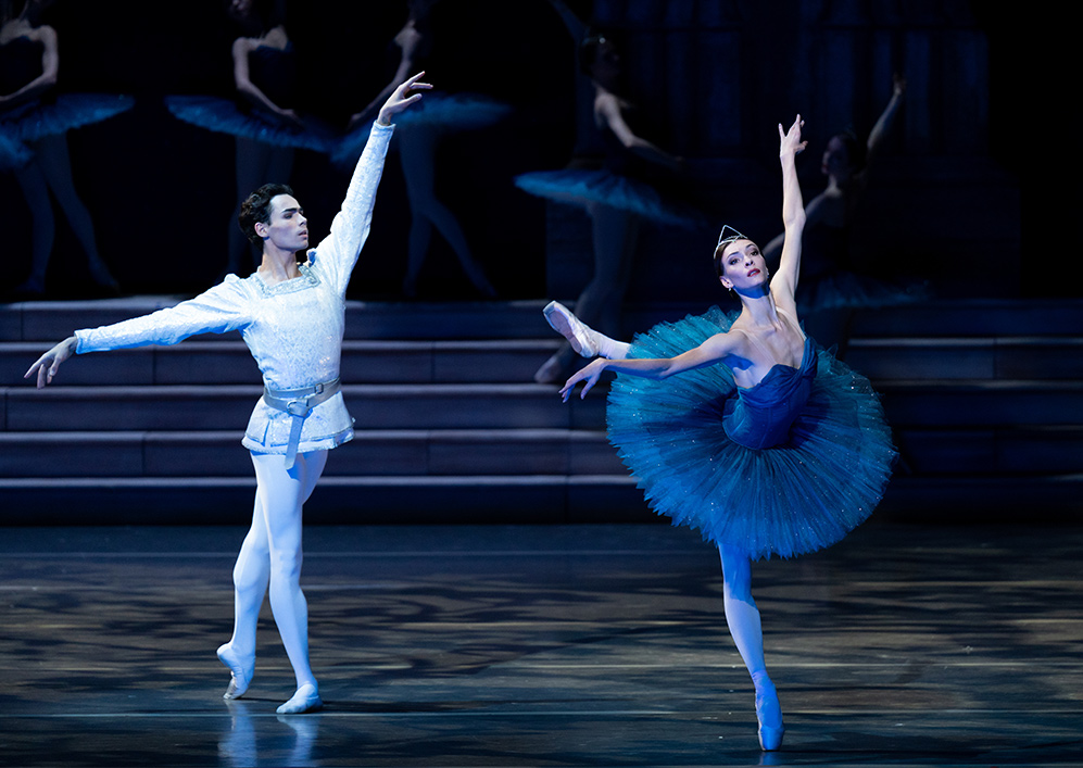 Victor Caixeta with Olga Smirnova in Raymonda