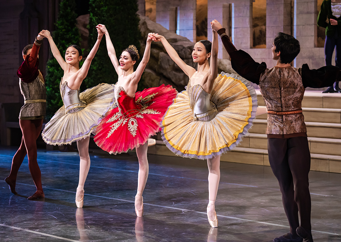 Riho Sakamoto, Maia Makhateli en YuanYuan Zhang in Raymonda (2022) | Foto: Altin Kaftira