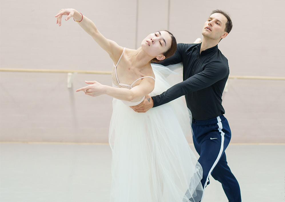 Qian Liu en Semyon Velichko repeteren voor Giselle