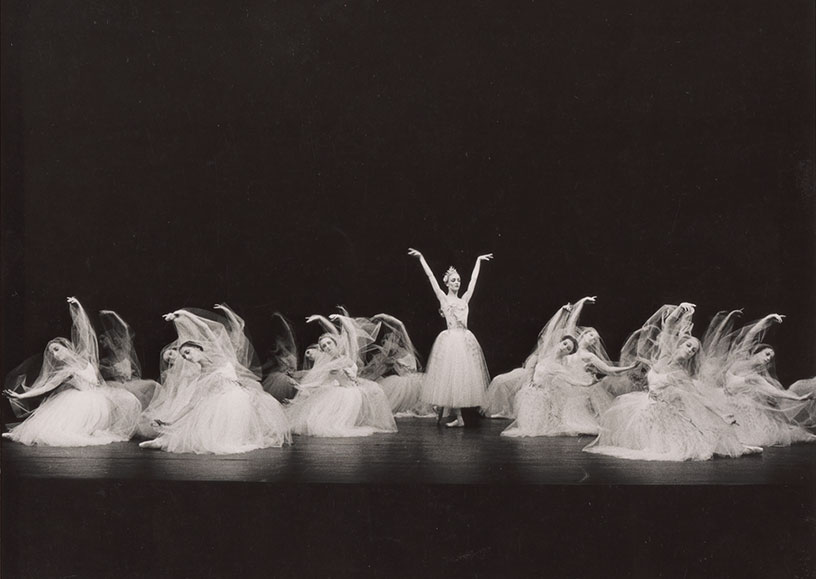 Valerie Valentine en ensemble Het Nationale Ballet - Giselle, versie van Sir Peter Wright (1986)