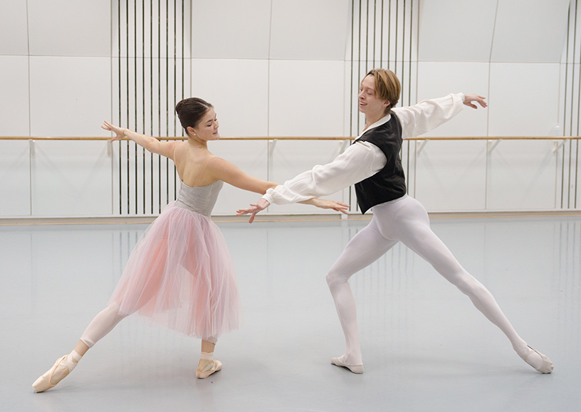   Poppi Eccleston en Vincent Vivet - repetitie Valse Fantaisie (2023), choreografie door George Balanchine © The George Balanchine Trust