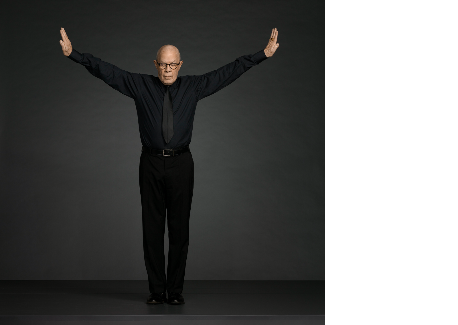 Hans van Manen - Portrait with outstretched arms | Foto: Erwin Olaf