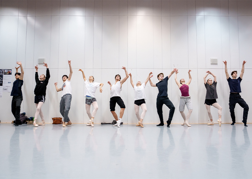 Repetitie nosotros - Robin Park, Nicola Jones, Soshi Suzuki, Louisella Vogt, Luca Abdel-Nour, Bo-Ann Zehl, Francesco Venturi, Victoria Glazunova, Skya Powney en Gabriel Rajah