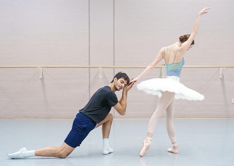 Olga Smirnova en Constantine Allen in de balletstudio