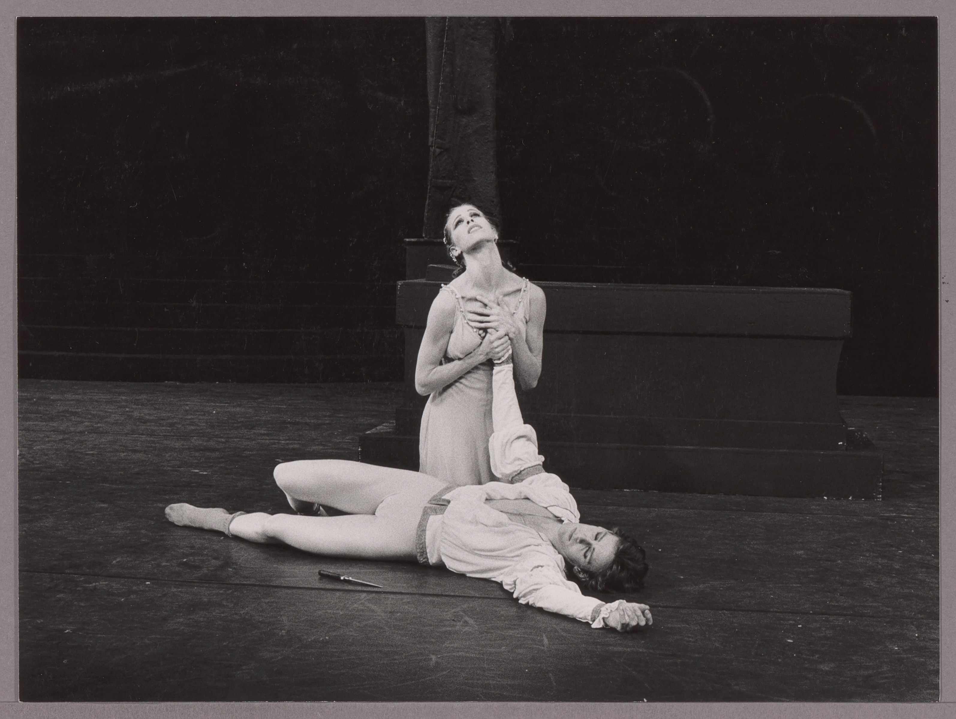 Jane Lord en Barry Watt -  met een mes op de grond  - in de rol van Romeo en Julia