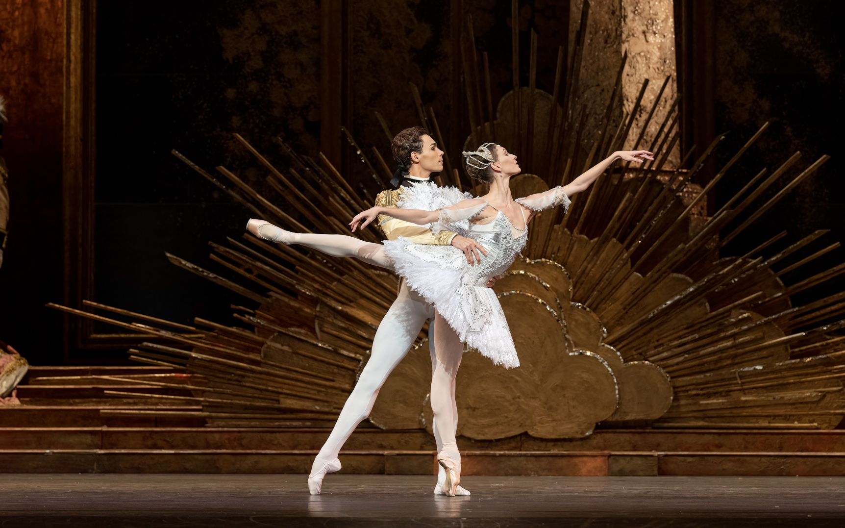 Olga Smirnova en Victor Caixeta in The Sleeping Beauty