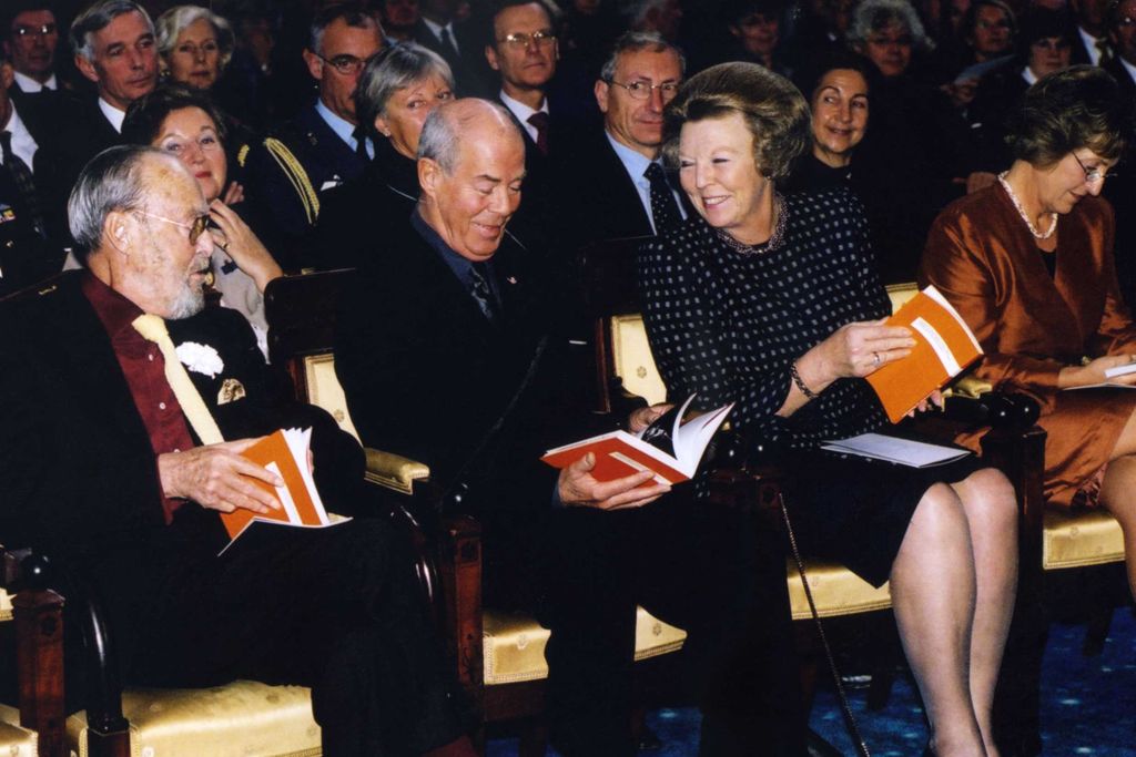 2000 - Erasmusprijs Van Manen - zaal met Koninklijke familie