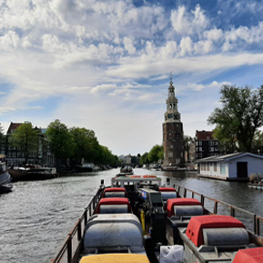 Afvalboot op het water