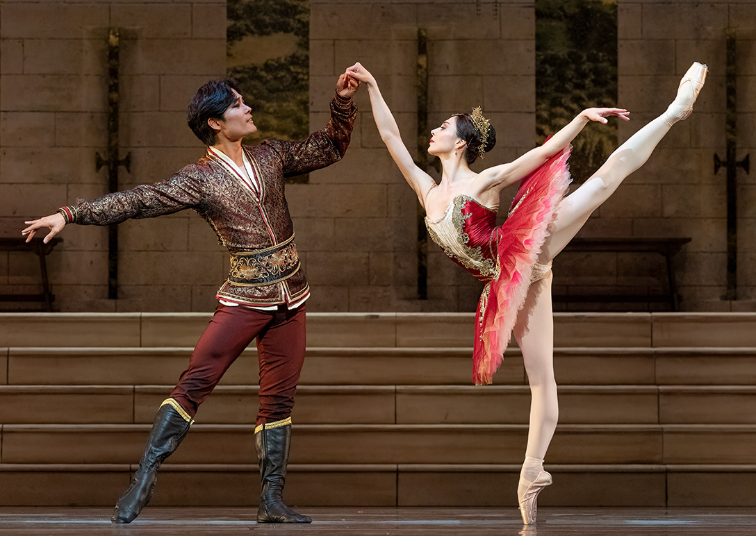 Young Gyu Choi en Maia Makhateli in Raymonda