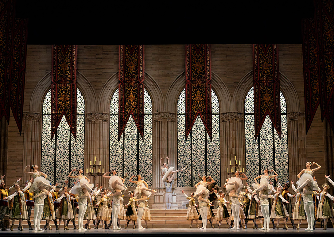 Maia Makhateli, Young Gyu Choi en ensemble in Raymonda