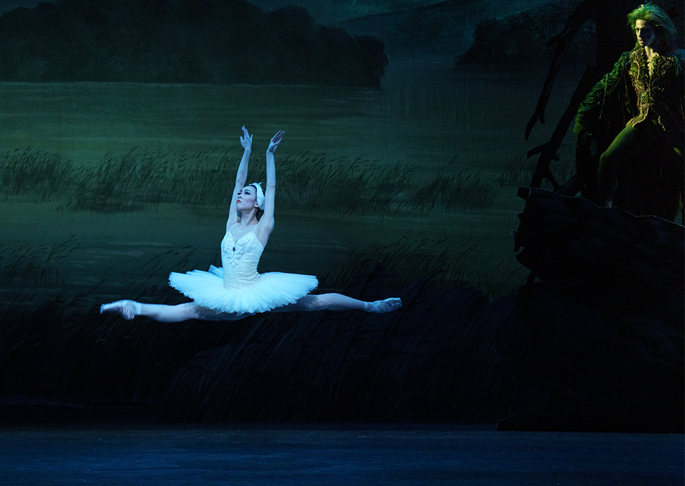 Qian Liu in Het Zwanenmeer als Odette en Odile - HNB 2022-2023 | Foto: Altin Kaftira