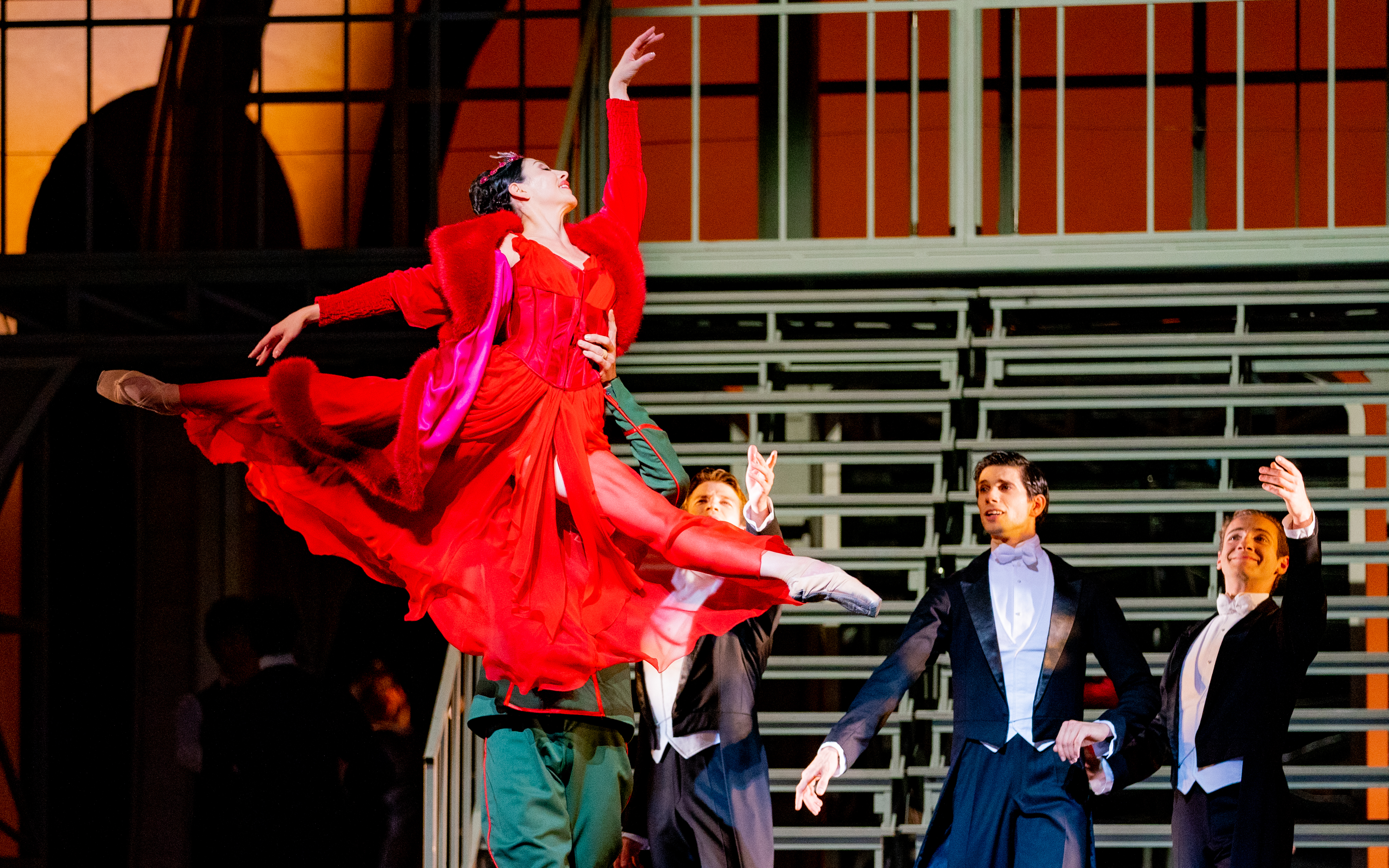 Maia als Mata Hari maakt in het rood gekleed een 'vreugdedansje'