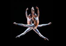 Twee balletdansers in de lucht