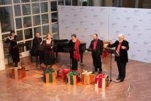 Vier zangers zingen Christmas Carols in de foyer
