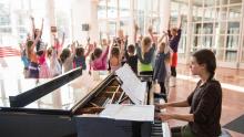 Kinderen zingen en bewegen in de foyer van Nationale Opera & Ballet