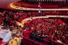 Schoolklassen in de zaal van Nationale Opera & Ballet