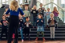 Kinderen zingen in de foyer van Nationale Opera & Ballet