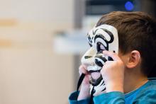 Kind met masker
