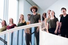 Zingende leerlingen in de foyer van Nationale Opera & Ballet