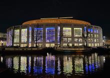 Gebouw blauw geel