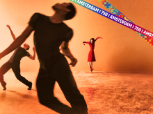 Drie dansers op een oranje achtergrond