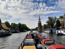 Afvalboot over de Amstel